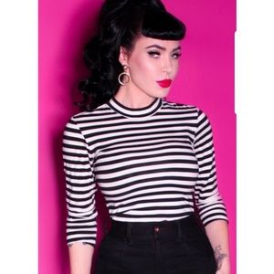 Black and white long sleeve Top